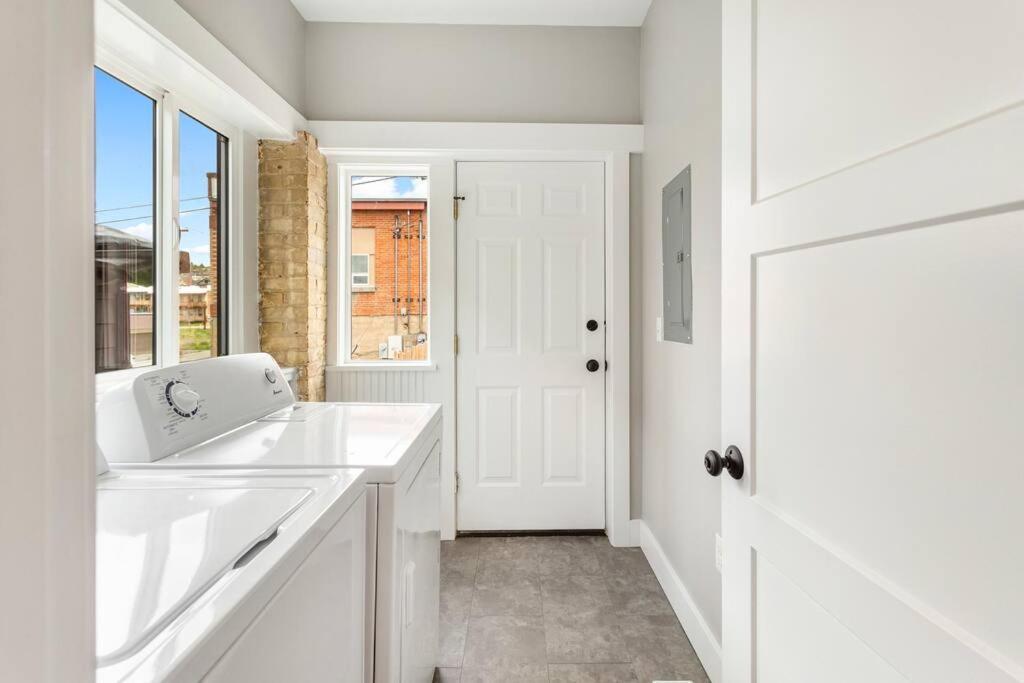 Modern In The Heart Of Uptown - Unit A *